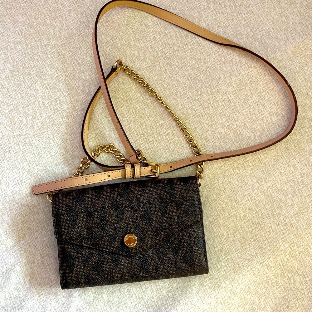 Michael Kors,wallet with crossbody chain
